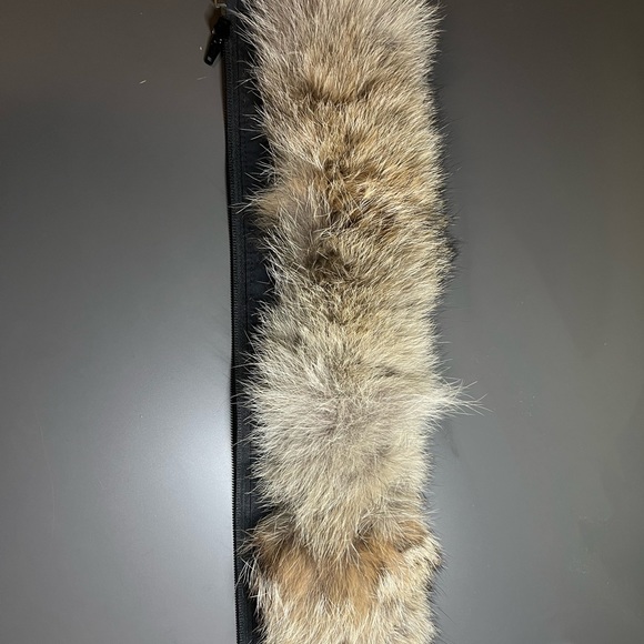 Canada goose Authentic fur trim. - Picture 2 of 4